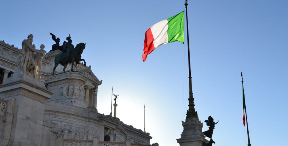 Italiens flagga på byggnad i Italien