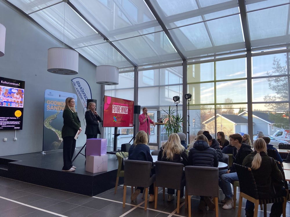 På en scen syns representanter för regionen, sandbacka och Future Minds.