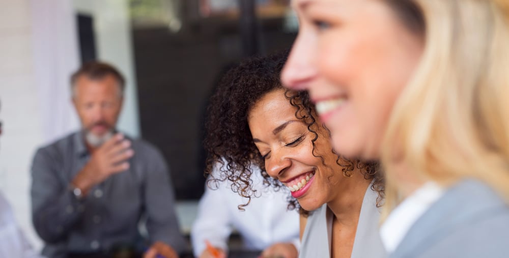 Vuxna personer i mötesrum.