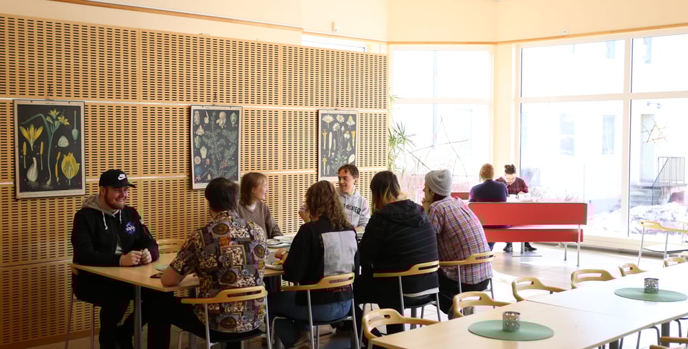 Kursdeltagare sittandes i restaurang