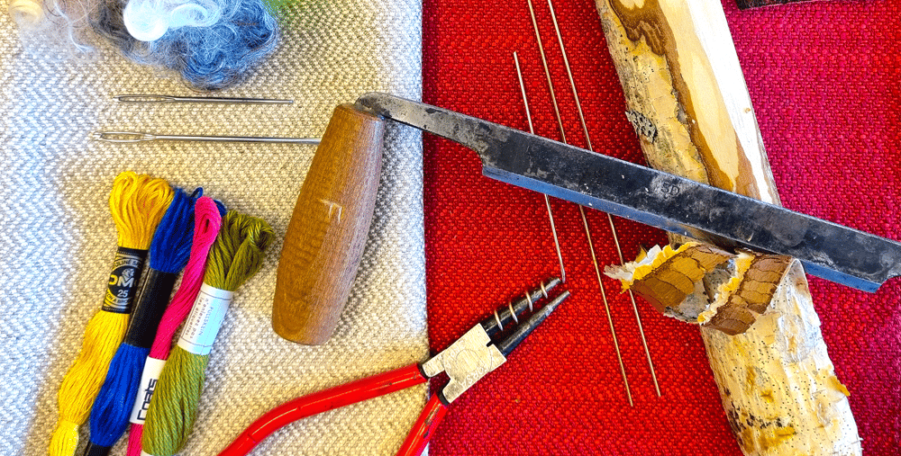 En sax som ligger på toppen av ett bord.