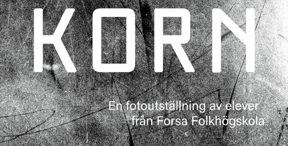 En svartvit affisch med orden korn.