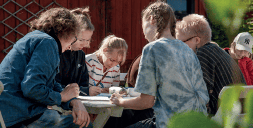 En grupp människor som sitter runt ett bord.