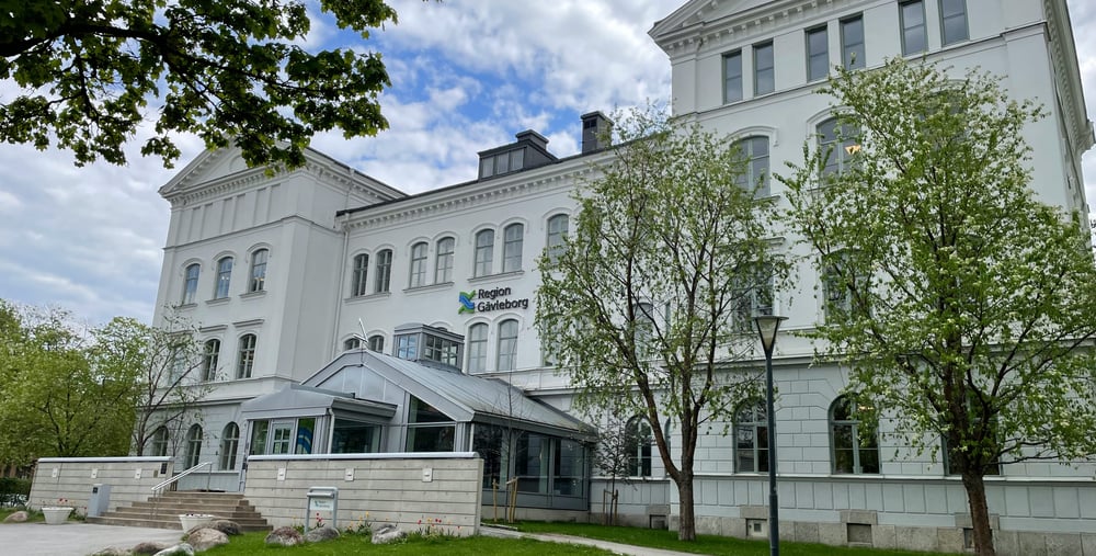 Foto på regionkontoret utifrån, ingången och framsidan