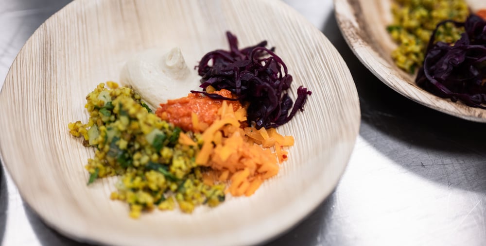 En tallrik toppad med olika typer av mat.