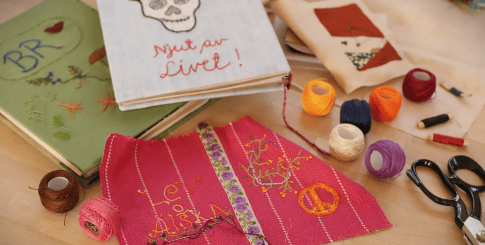 Ett bord med pysselmaterial.