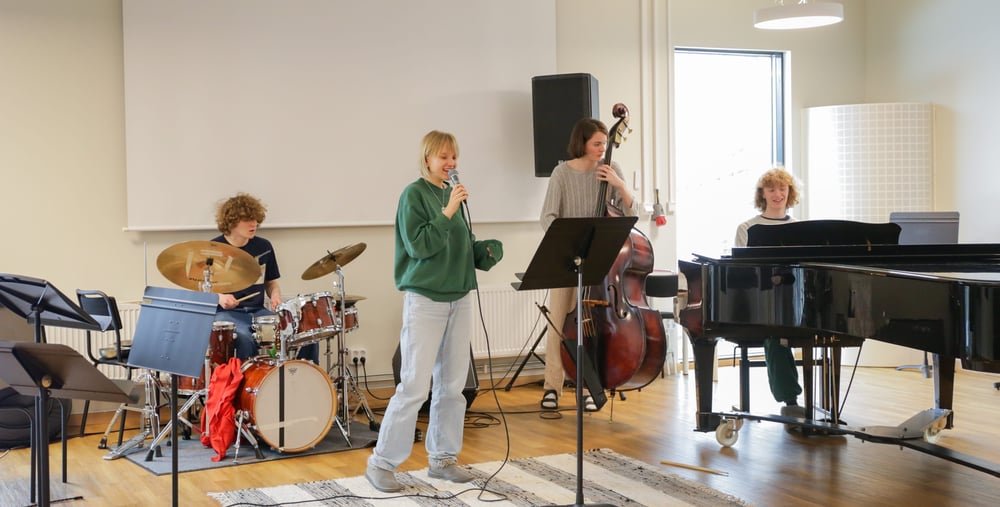 Musikelever som spelar instrument