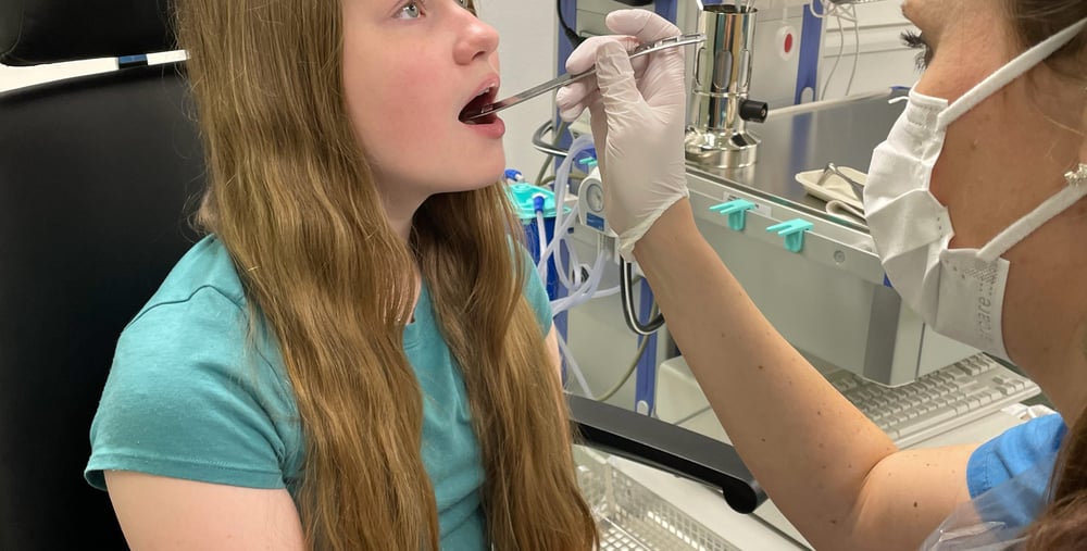 Flicka blir undersökt på öron, näsa, hals-mottagningen i Hudiksvall. 