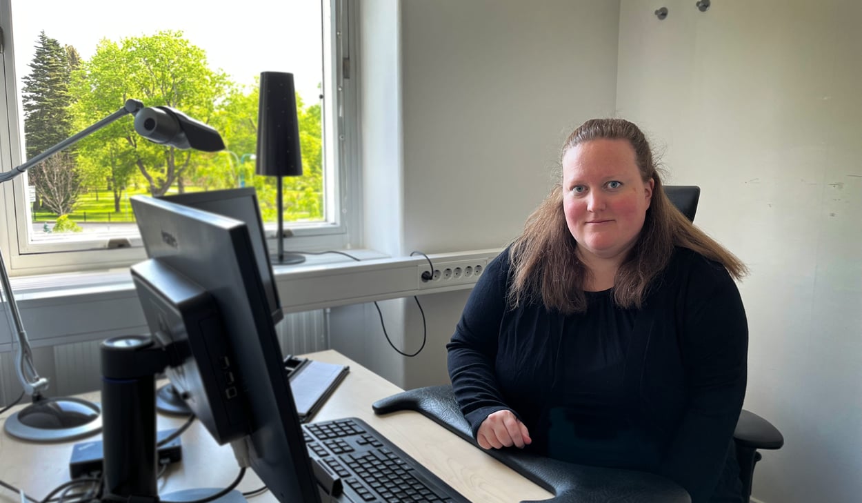 Kristin Redenvik sitter vid skrivbord