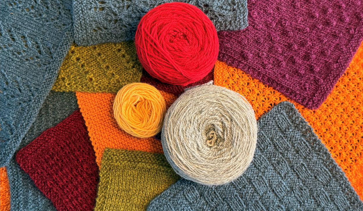 En närbild av garn och ett garnnystan.