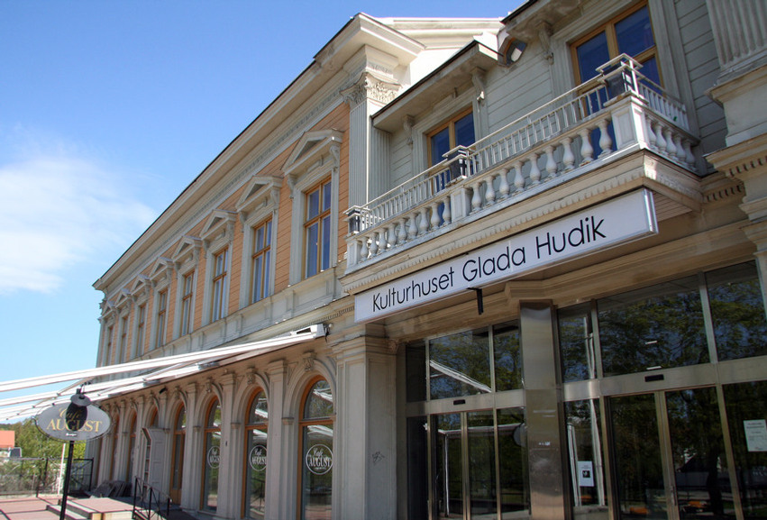 Fasaden p&aring; en byggnad med en klocka p&aring; framsidan.