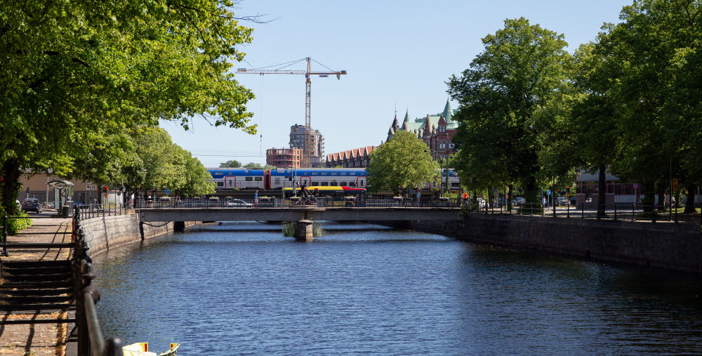 Tåg och bilbro över vattendrag