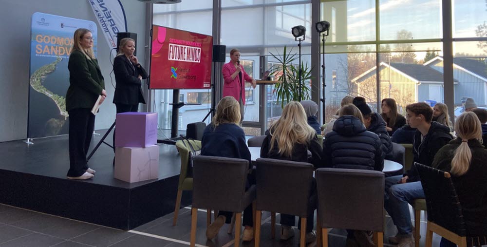 På en scen syns representanter för regionen, sandbacka och Future Minds.