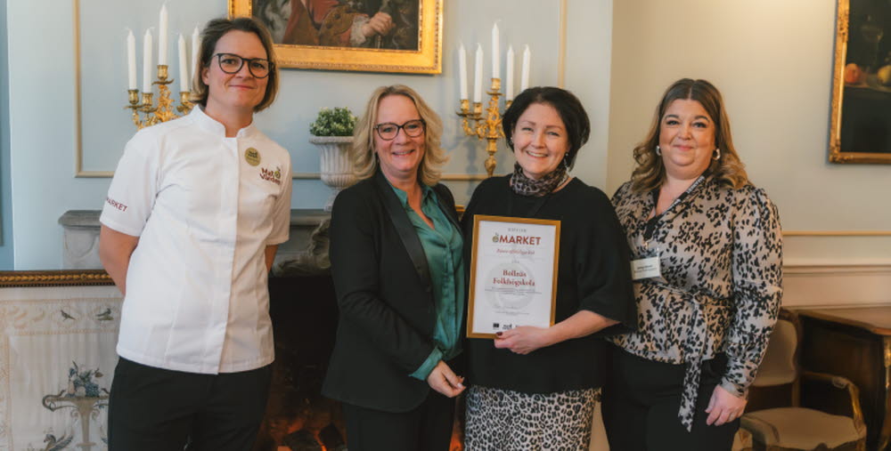 Fyra personer står uppradade bredvid varandra. 