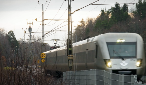 Skärmbild på tåg i en höstlig miljö
