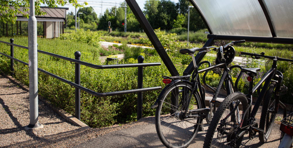 Cyklar som står parkerade vid tågstation