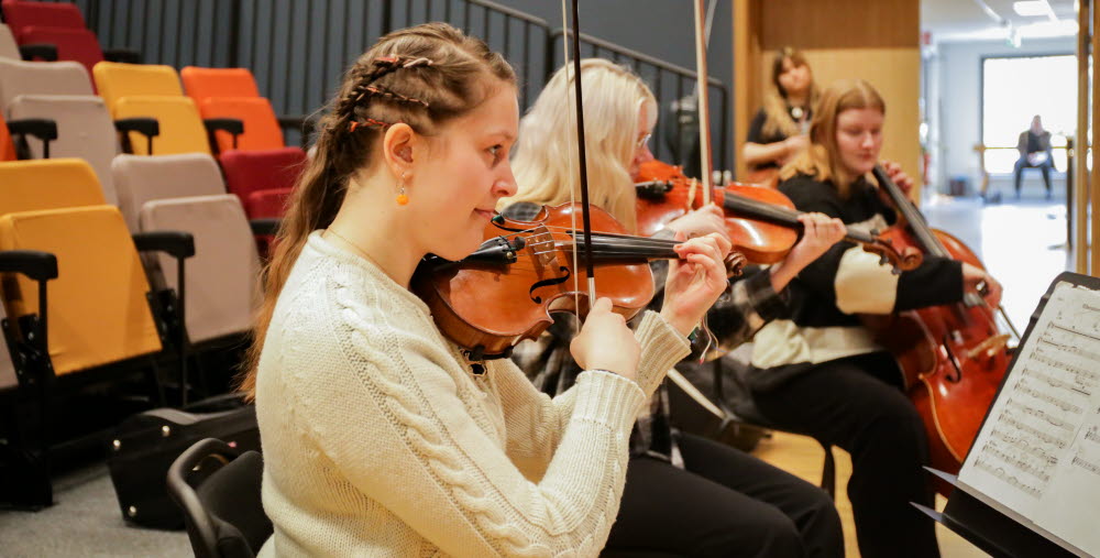 Musikelever som spelar instrument