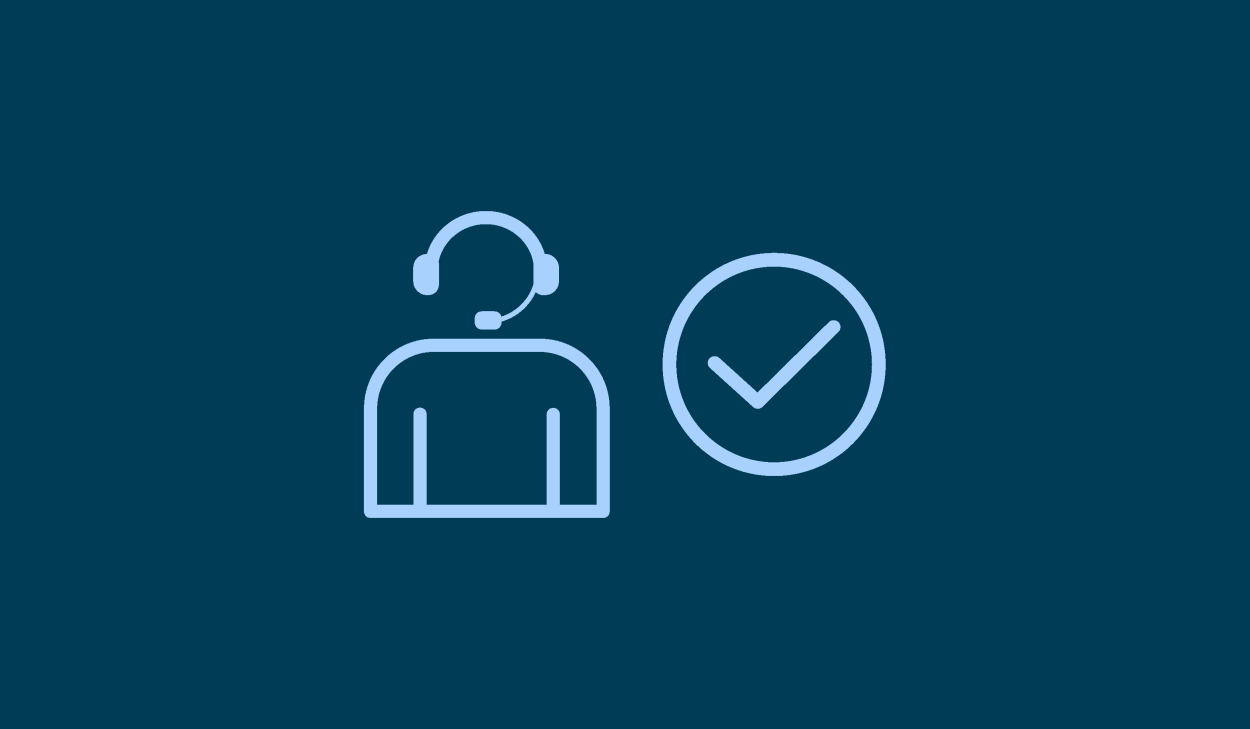 symbol person med headset. Bredvid en cirkel med en bock i.