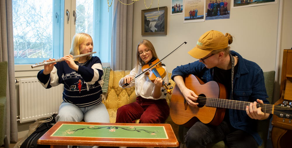 Musikelever som spelar instrument