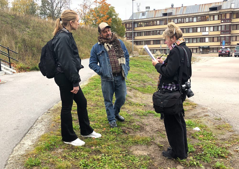 Pressvisning av konstverk vid Hudiksvalls sjukhus. Marco Cueva tillsammans med Linda Bäckström och reporter från Hudiksvalls tidning.