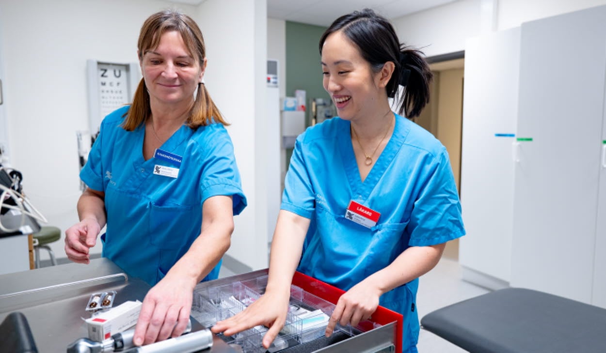 Två vårdmedarbetare förbereder provtagningsutrustning